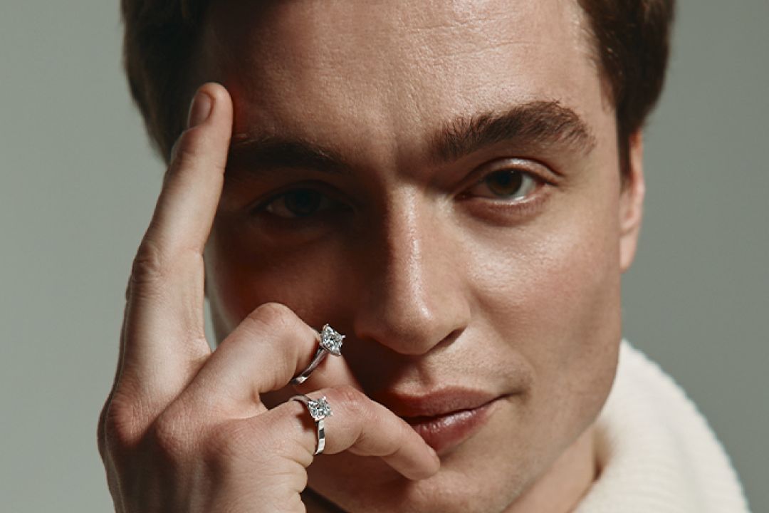 Ювелірний дім SOVA створив колекцію прикрас із лабораторними діамантами – дивіться колекцію та кампейн, у якому знявся ветеран Назар Грабар