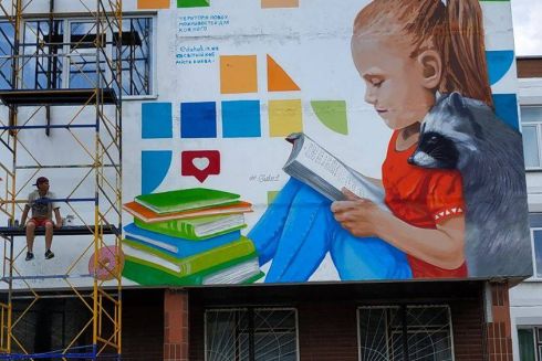 +1 – на Троєщині з’явився новий мурал від відомого графітера