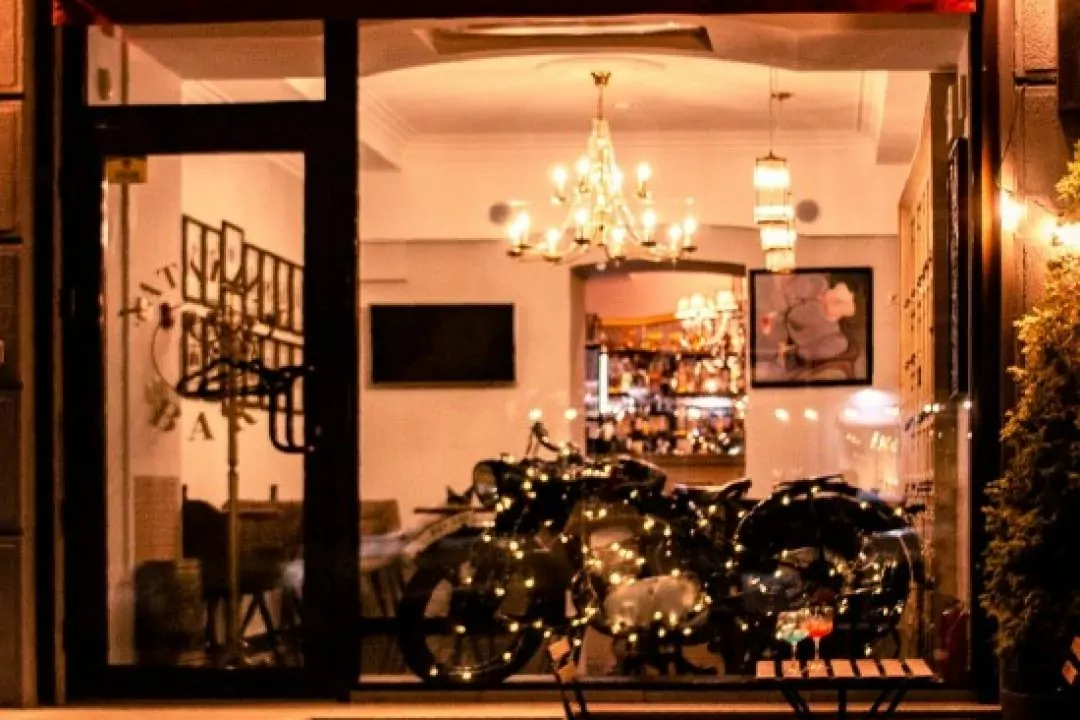 Возле &laquo;Театральной&raquo; заработал винтажный Natalie's Bar с авторскими коктейлями