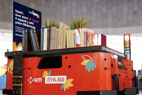 «Нова пошта» і Postmen створили робота-бібліотекаря. Він допомагає підібрати книжку за смаком