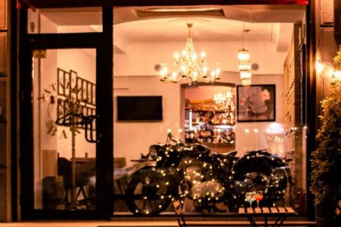 Біля «Театральної» запрацював вінтажний Natalie’s Bar з авторськими коктейлями