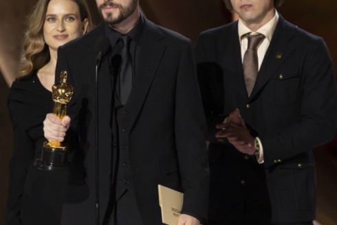 Команда стрічки "20 днів у Маріуполі" вийшла на сцену "Оскара" в образах від українських дизайнерів