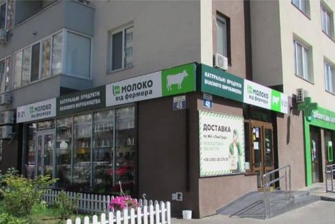 Рекламний ринок на фасаді: з одного будинку в Києві демонтували 64 вивіски