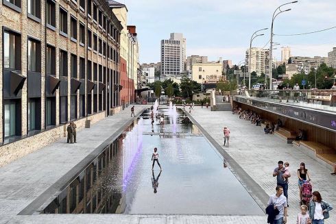 Огромный фонтан и место отдыха &ndash; смотрите, как выглядит пространство возле фабрики Roshen