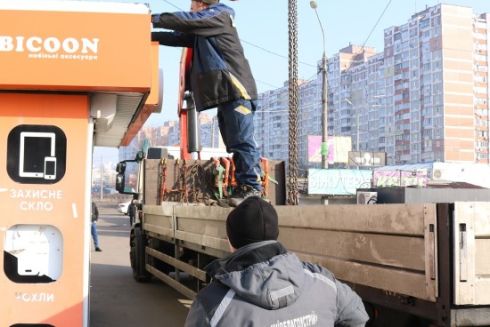 На Троєщині прибирають незаконні МАФи: фото