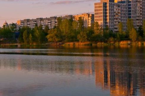 Парк вздовж Йорданського озера на Оболоні продовжать ремонтувати: оголошено тендер