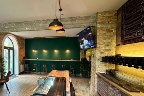 На Дарниці відкрили пивбар “Хмілевоз” із крафтовими напоями й авторськими хот-догами