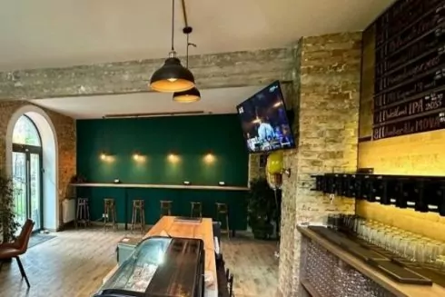 На Дарниці відкрили пивбар &ldquo;Хмілевоз&rdquo; із крафтовими напоями й авторськими хот-догами