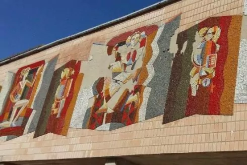 У Тернополі на фасаді школи відреставрують мозаїку радянських часів