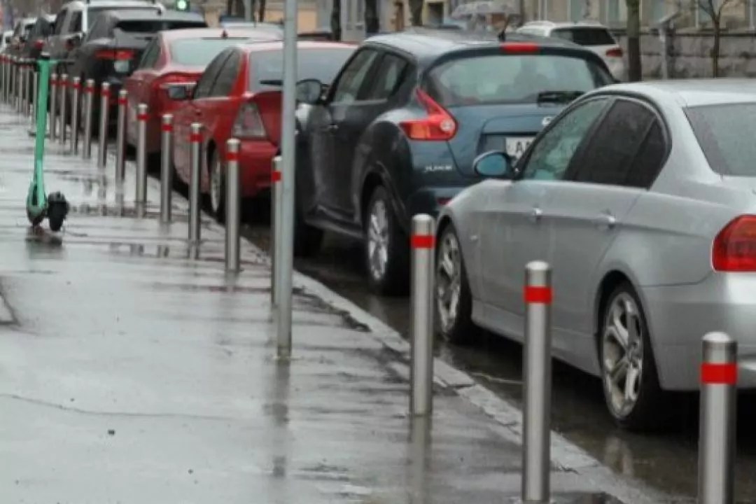 Після дій активістів біля Самосаду на Подолі встановили антипаркувальні стовпці