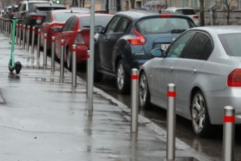 Після дій активістів біля Самосаду на Подолі встановили антипаркувальні стовпці