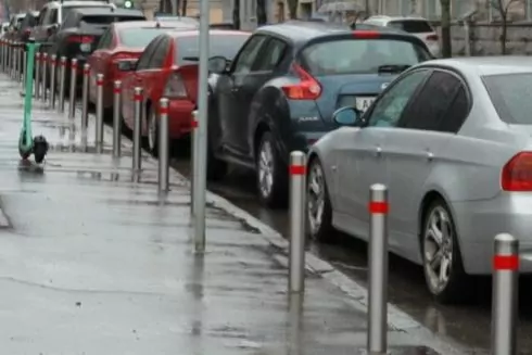 Після дій активістів біля Самосаду на Подолі встановили антипаркувальні стовпці