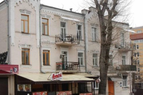 Біля врятованого від знесення «Будинку з комахами» знов помітили будівельників