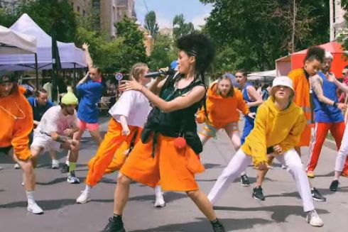 Літо і радість: Аліна Паш зняла кліп на Block Party