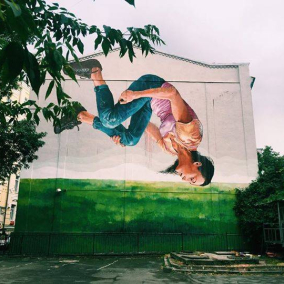 На Стрілецькій з'явилося графіті з гімнасткою