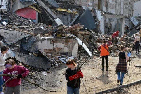 Фото дня: Студенти малюють на руїнах Академії Бойчука, яка постраждала від ракетного обстрілу