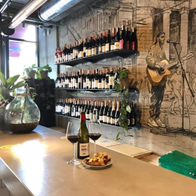 На Бессарабке открыли винный бар и магазин «Енотека Барвінок»