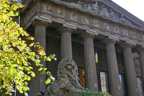 NAMU призупинив роботу через обвал портика