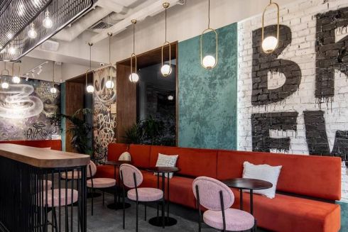 Колд-брю і мигдалевий «Марс»: на Саксаганського відкрилася нова кав'ярня BREW