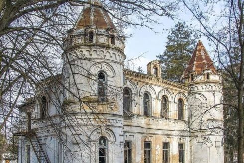 Унікальний замок 20 століття розвалюється у Бучі