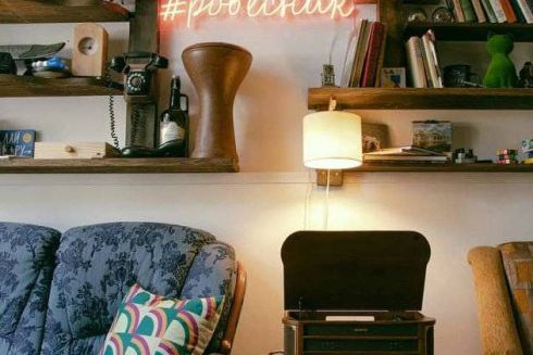 На Дарниці відкрилося нове кафе «Ровесник»: там немає офіціантів і можна ходити босоніж