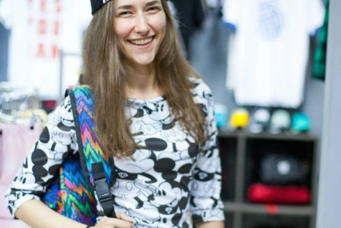 Платье и кепка с Микки Маусами из магазина Urbanist