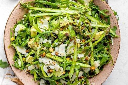 Весняні салати: 7 простих рецептів з молодою зеленню