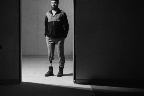 Воїни ЗСУ, які втратили кінцівки на війні, стали героями інклюзивного проєкту Damirli х Superhumans