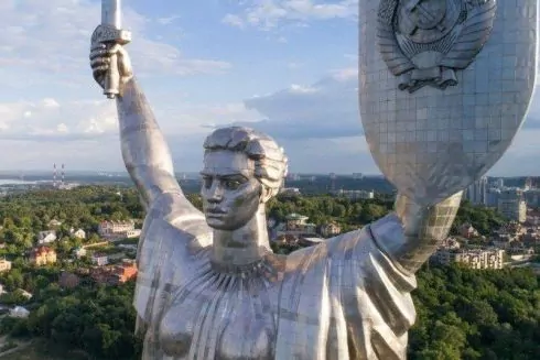 Коли зі щита &laquo;Батьківщини-матері&raquo; приберуть радянський герб