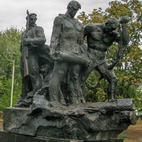 В Дарницком районе демонтируют советский памятник и создадут мемориальную аллею славы