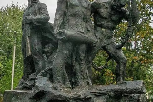 У Дарницькому районі демонтують радянський пам&rsquo;ятник і створять меморіальну алею слави