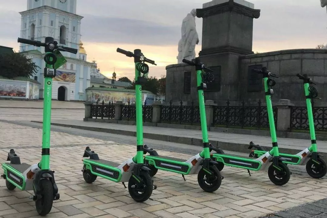 Kiwi знизив ціни на прокат електросамокатів у Києві