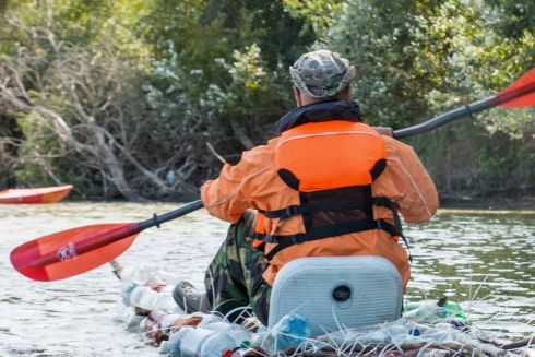 Одессит совершил эко-сплав по Днестру на куче мусора