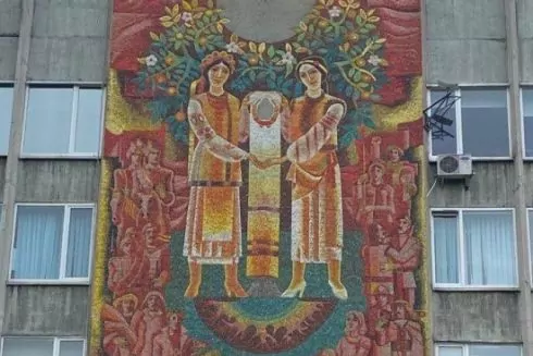 У Львові демонтують і збережуть мозаїку, яку закрили рекламним банером