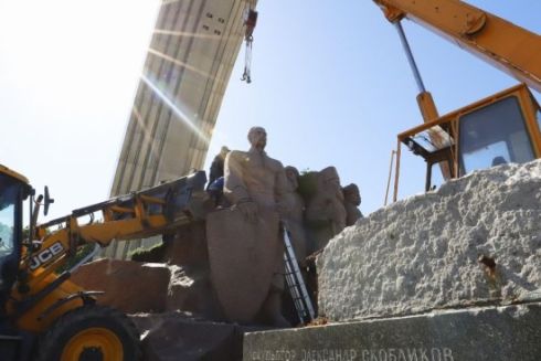 Під колишньою Аркою дружби народів демонтують скульптуру на честь Переяславської ради: фото