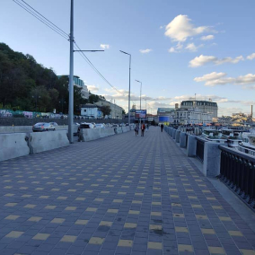 Пешеходную зону вдоль набережной отгородили бетонными блоками