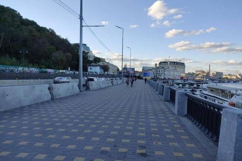 Пішохідну зону вздовж набережної відгородили бетонними блоками