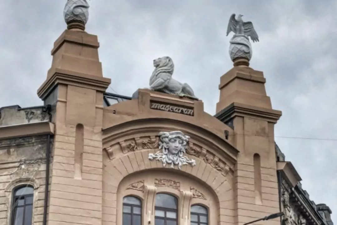В Одесі відновили фігури лева й орлів на фасаді історичного будинку: фото