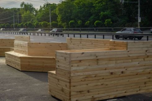 Біля станції метро “Політехнічний інститут” встановили парклет. Що з ним не так