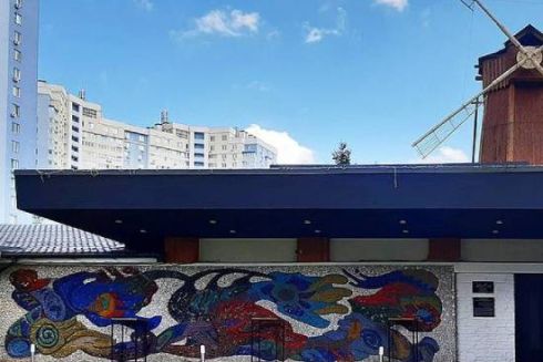 Кияни просять захистити мозаїку Алли Горської на фасаді ресторану “Вітряк” — петиція