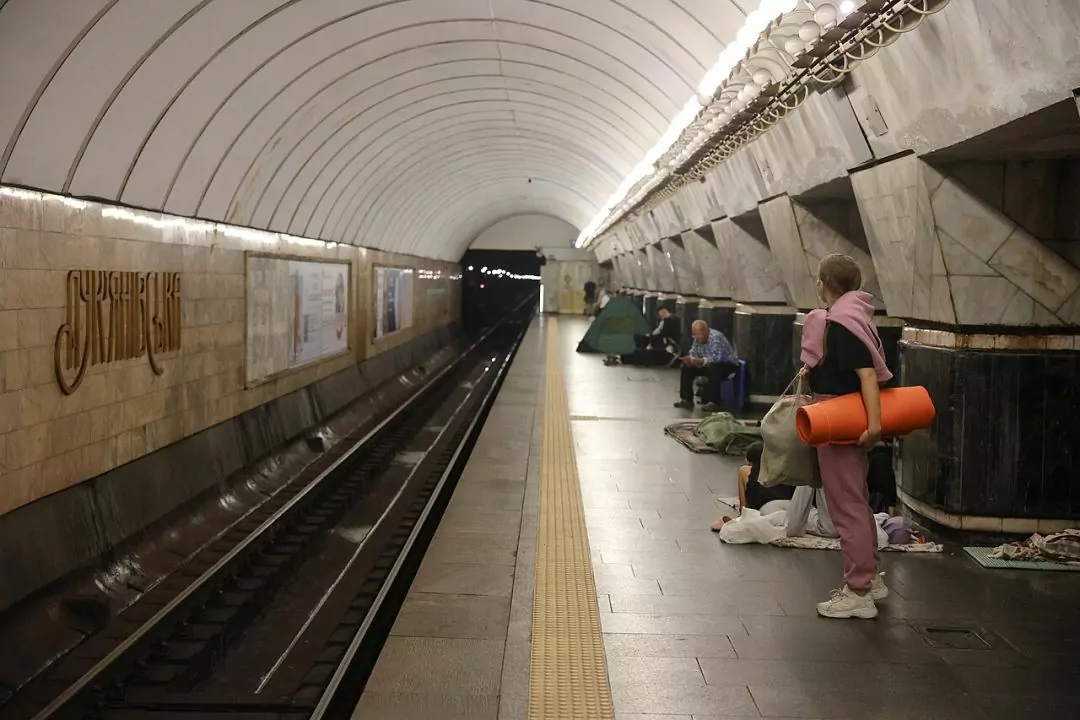 Без наметів і матраців: у метро Києва нагадали правила перебування на станціях-укриттях