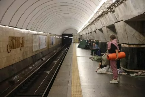 Без наметів і матраців: у метро Києва нагадали правила перебування на станціях-укриттях
