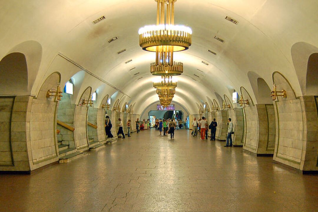 На станції метро "Площа Українських Героїв" демонтують рекламу та переосмислять простір