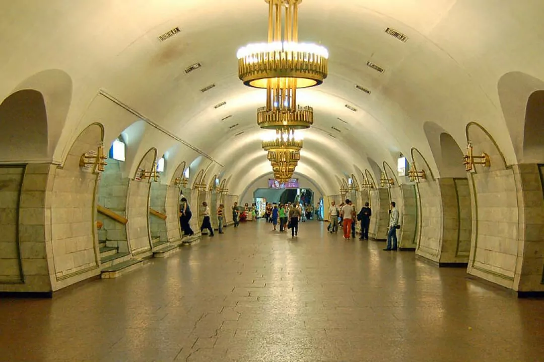 На станції метро "Площа Українських Героїв" демонтують рекламу та переосмислять простір