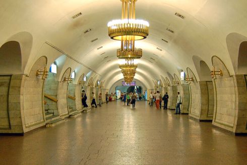 На станції метро "Площа Українських Героїв" демонтують рекламу та переосмислять простір