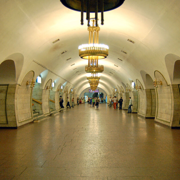 На станції метро "Площа Українських Героїв" демонтують рекламу та переосмислять простір