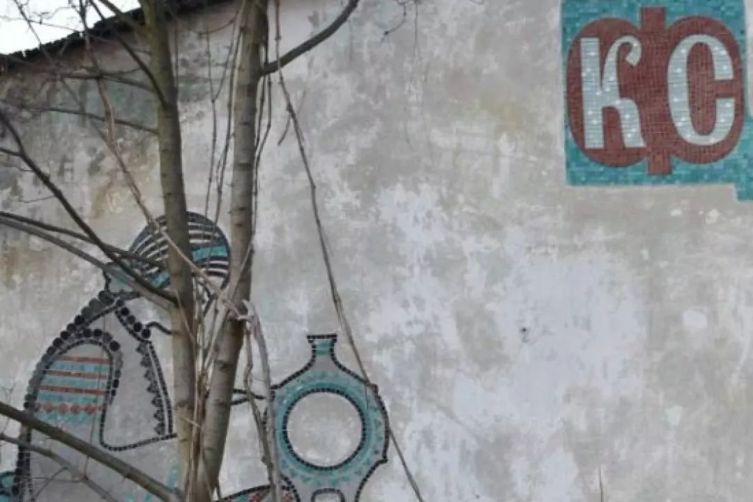 У Львові зруйнували мозаїку на одному з корпусів кераміко-скульптурної фабрики