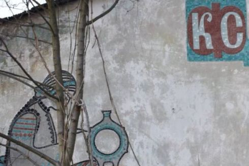 У Львові зруйнували мозаїку на одному з корпусів кераміко-скульптурної фабрики