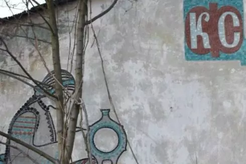 У Львові зруйнували мозаїку на одному з корпусів кераміко-скульптурної фабрики