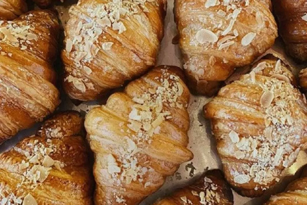 Біля метро &laquo;Університет&raquo; відкрили кафе 12 Coffee & Croissants. В меню &laquo;лавандовий раф&raquo; і &laquo;джезва з просекко&raquo;